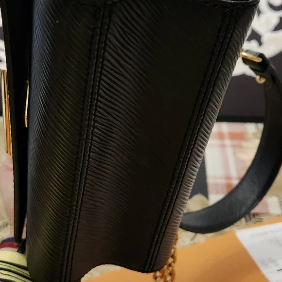 Louis Vuitton - Picture 6 of 9